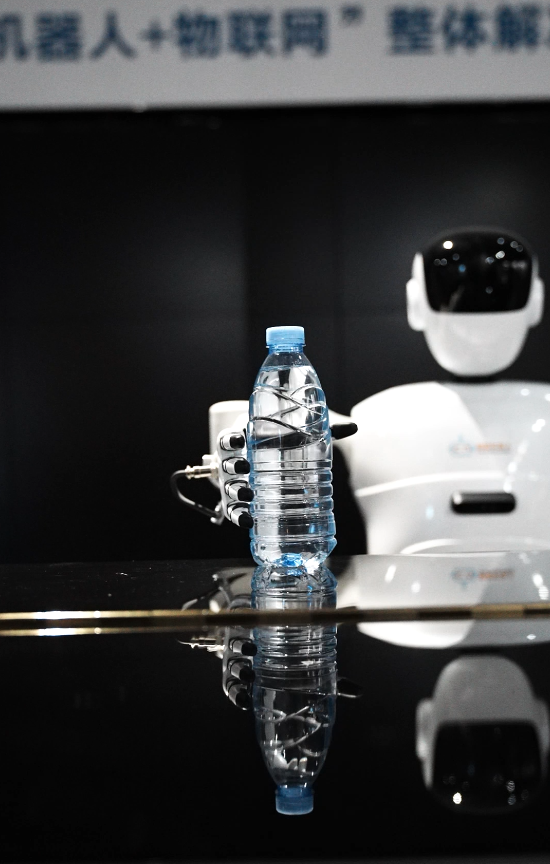 能端茶送水弹钢琴！全球首个健康陪护人形机器人“湘江1号”亮相 湖南企业自主研发(图2)